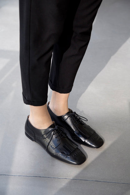 Flat shoe with fringes